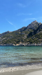 Eau turquoise de la plage des calanques de Sormiou à Marseille 